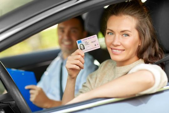 mujer mostrando su carnet de conducir